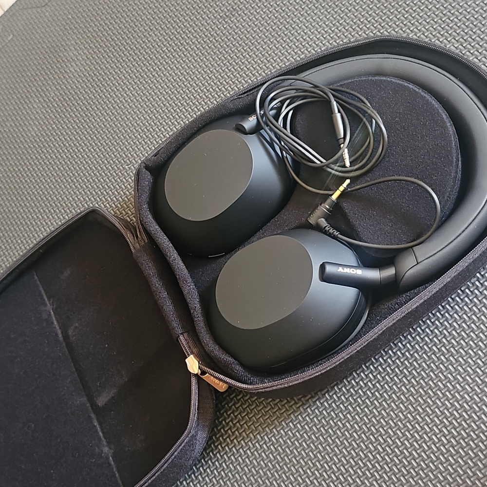 Sony WH-1000XM5 Black Wireless Noise Cancelling Headphones - Picture 5 of 5